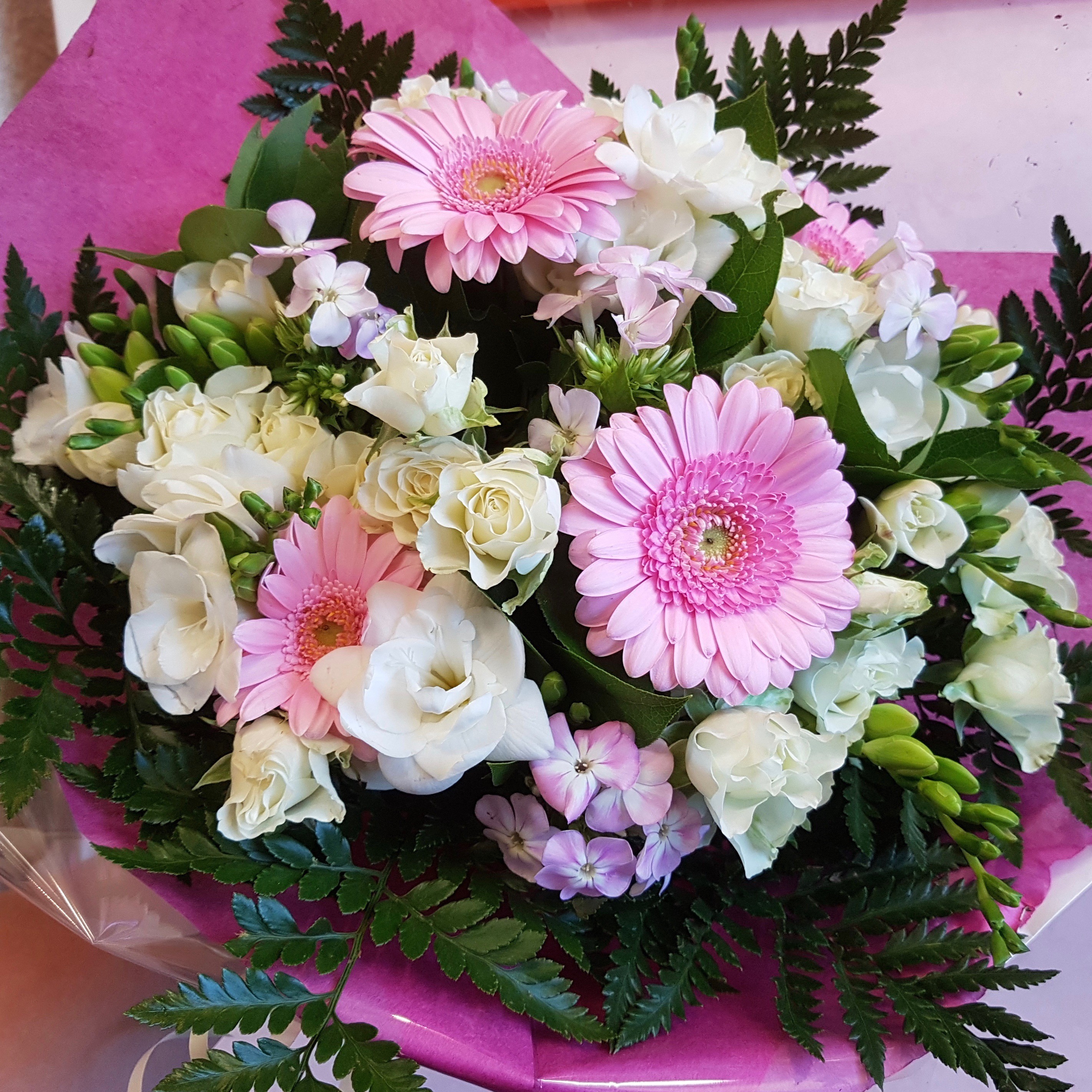 Bouquet rond roses germini freesia phlox