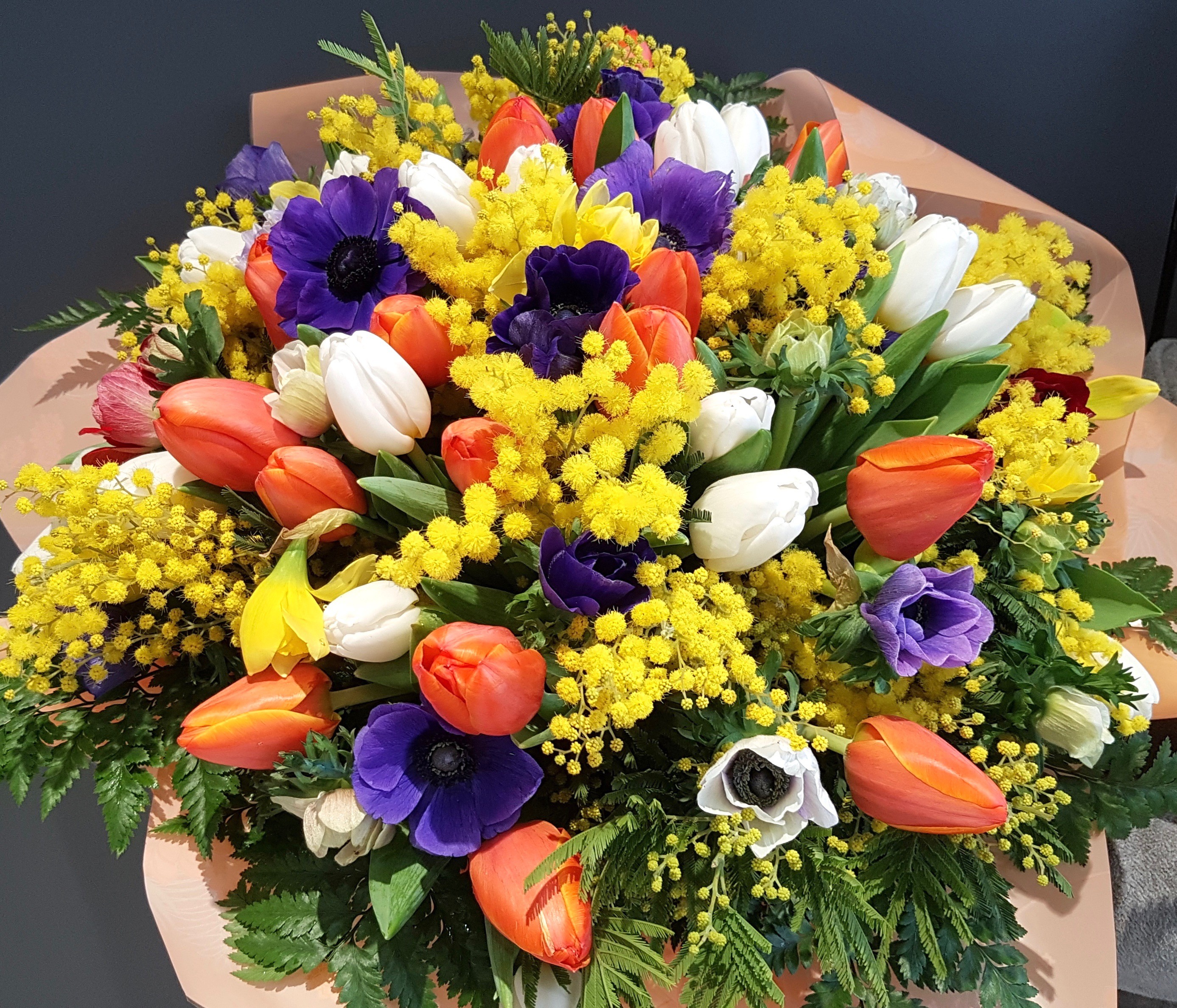 Bouquet rond anémone mimosa tulipe